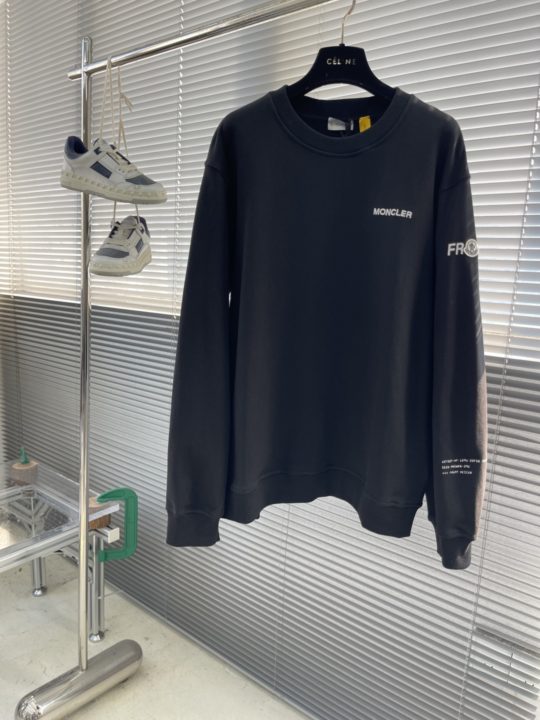 -mon 印花圆领卫衣采用棉为基底编织而成的单面鱼鳞布面料，正面为平滑的针织面，触肤面通过针织机的浮线编