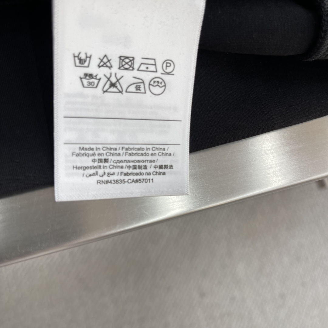 -FEND 2026秋冬系列圆领卫衣 码数:M-5XL 常规卫衣 棉莫代尔空气层。采用丝光工艺处理的双面结构,棉与 -FEND 2026秋冬系列圆领卫衣 码数:M-5XL 常规卫衣 棉莫代尔空气层。采用丝光工艺处理的双面结构,棉与