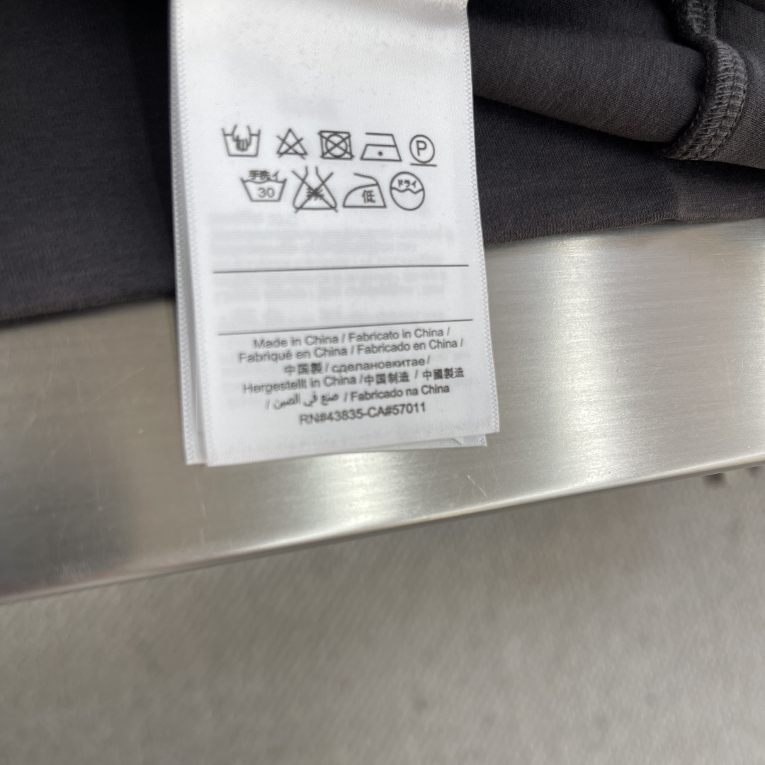 -FEND 2026秋冬系列圆领卫衣 码数:M-5XL 常规卫衣 棉莫代尔空气层。采用丝光工艺处理的双面结构,棉与 -FEND 2026秋冬系列圆领卫衣 码数:M-5XL 常规卫衣 棉莫代尔空气层。采用丝光工艺处理的双面结构,棉与
