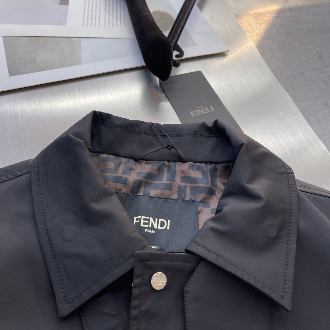 -FEND 25fw新款商务夹克外套客订面料专柜面料，保障版型与穿着舒适度，可能经防水、抗皱等后整理 。