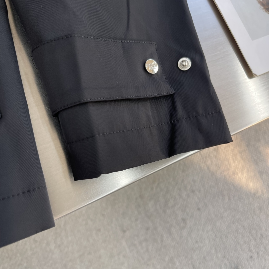 -FEND 25fw新款商务夹克外套客订面料专柜面料，保障版型与穿着舒适度，可能经防水、抗皱等后整理 。