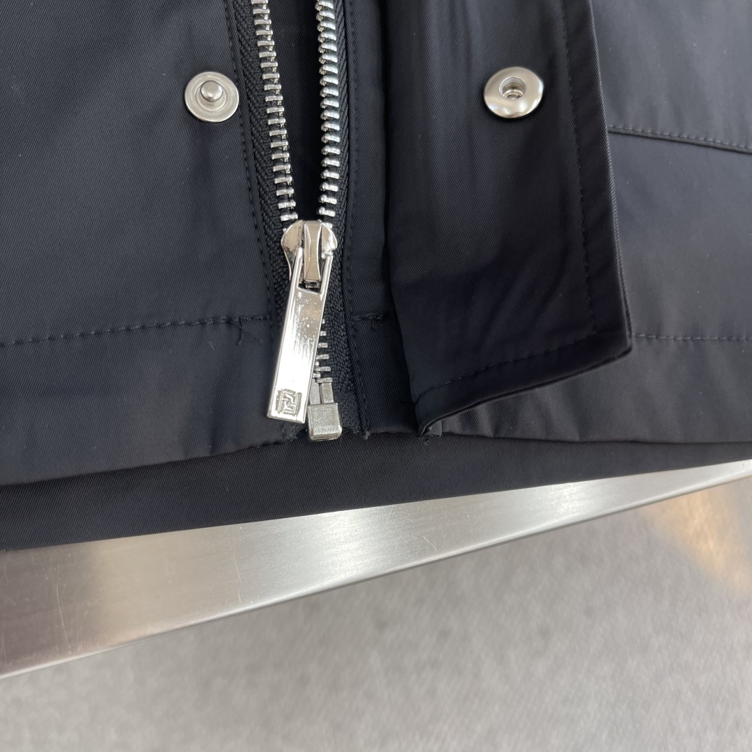 -FEND 25fw新款商务夹克外套客订面料专柜面料，保障版型与穿着舒适度，可能经防水、抗皱等后整理 。