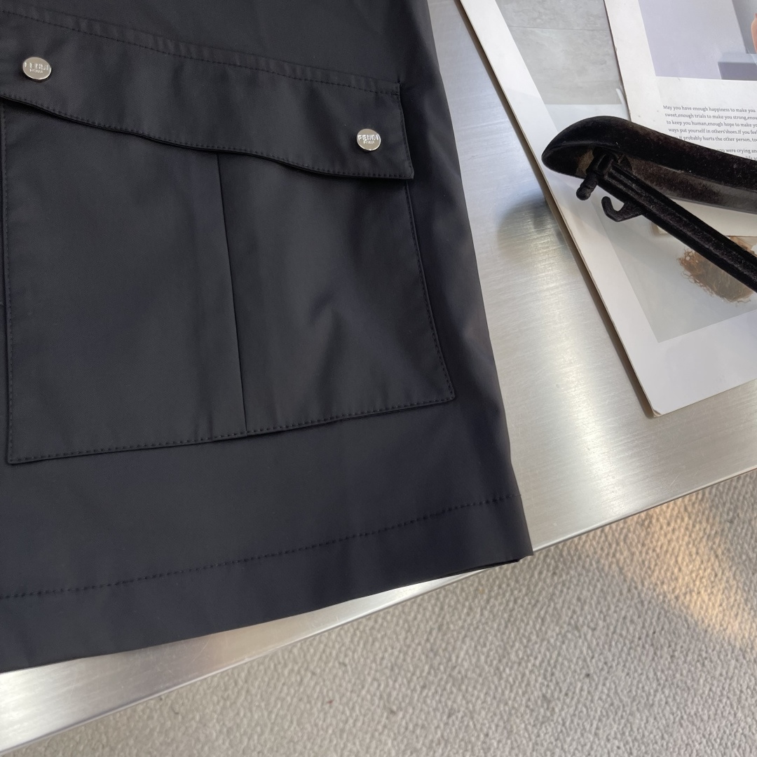 -FEND 25fw新款商务夹克外套客订面料专柜面料，保障版型与穿着舒适度，可能经防水、抗皱等后整理 。