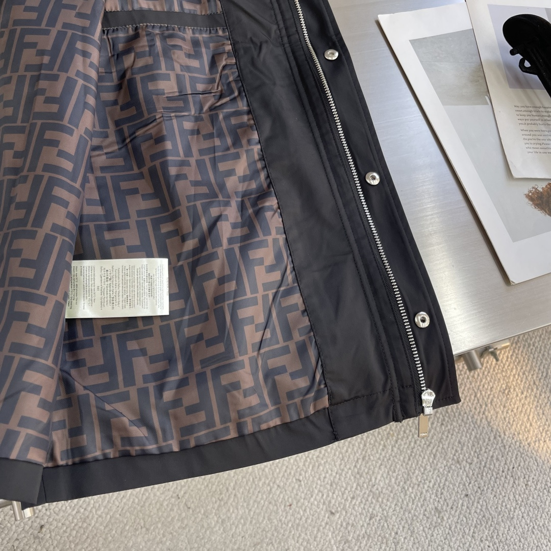 -FEND 25fw新款商务夹克外套客订面料专柜面料，保障版型与穿着舒适度，可能经防水、抗皱等后整理 。