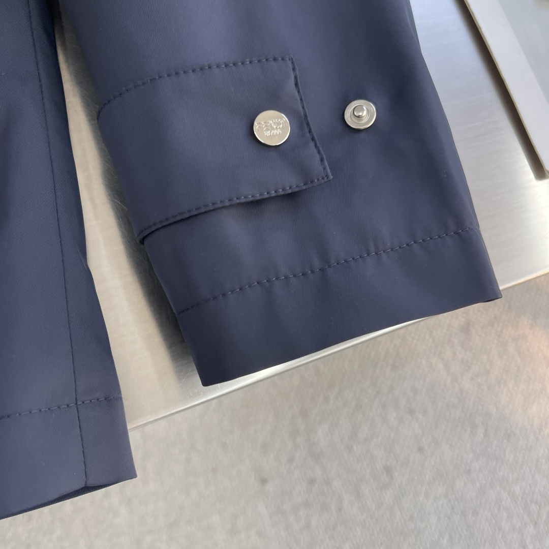 -FEND 25fw新款商务夹克外套客订面料专柜面料，保障版型与穿着舒适度，可能经防水、抗皱等后整理 。