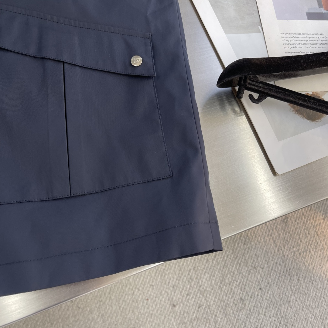 -FEND 25fw新款商务夹克外套客订面料专柜面料，保障版型与穿着舒适度，可能经防水、抗皱等后整理 。