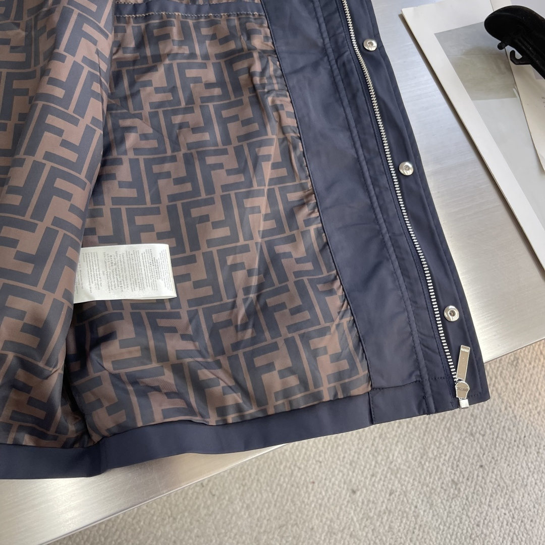 -FEND 25fw新款商务夹克外套客订面料专柜面料，保障版型与穿着舒适度，可能经防水、抗皱等后整理 。