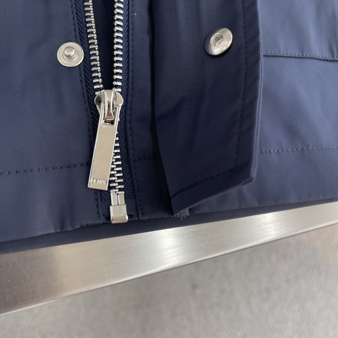 -FEND 25fw新款商务夹克外套客订面料专柜面料，保障版型与穿着舒适度，可能经防水、抗皱等后整理 。