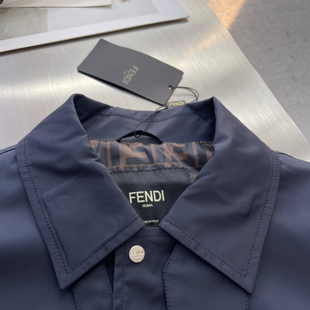 -FEND 25fw新款商务夹克外套客订面料专柜面料，保障版型与穿着舒适度，可能经防水、抗皱等后整理 。