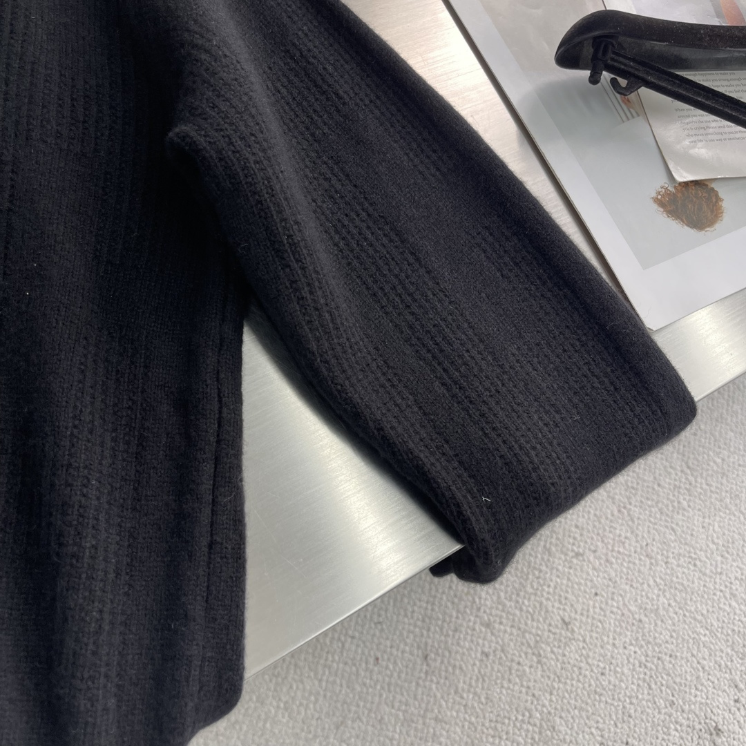 -Herme 2025秋冬新款毛衣！优质羊毛，简约而不简单。休闲连帽款式，日常搭配出街轻松搭配。做工精细