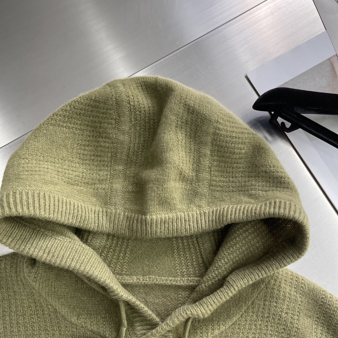 -Herme 2025秋冬新款毛衣！优质羊毛，简约而不简单。休闲连帽款式，日常搭配出街轻松搭配。做工精细