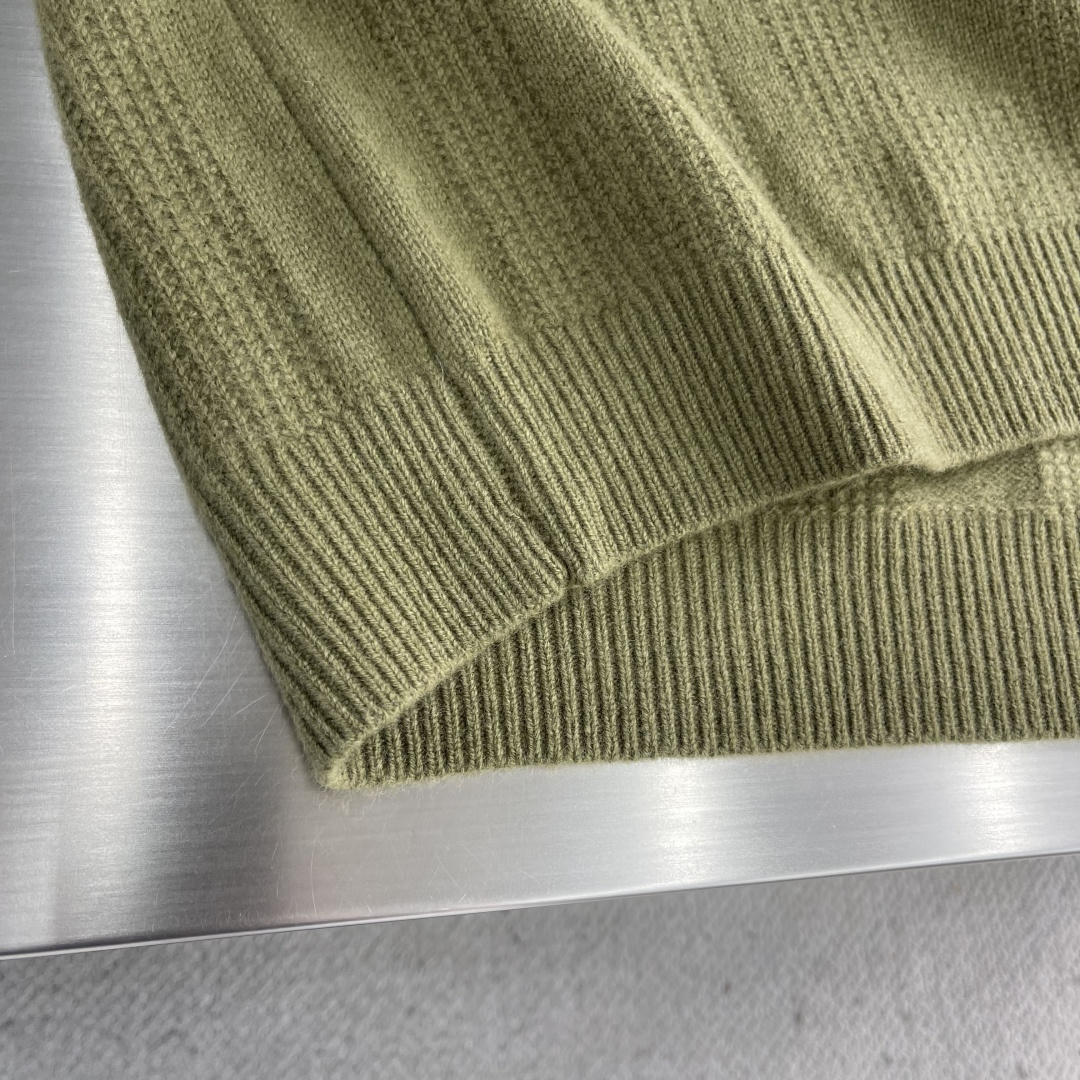 -Herme 2025秋冬新款毛衣！优质羊毛，简约而不简单。休闲连帽款式，日常搭配出街轻松搭配。做工精细