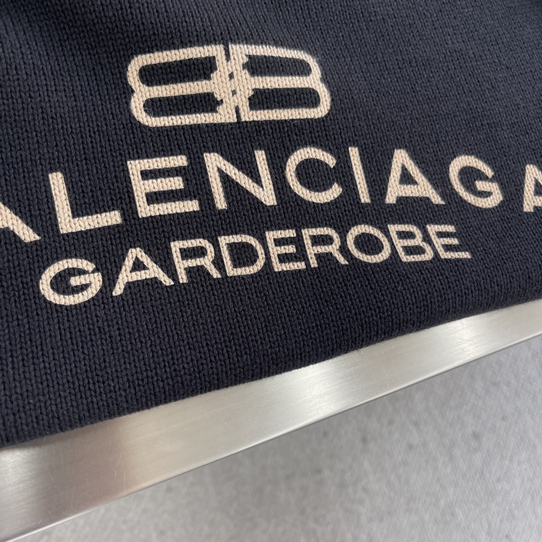 -Balenciag 麦穗刺绣泥印针织衫采用90%棉，搭配10%羊毛。该款面料上身版型较为立体，10%羊