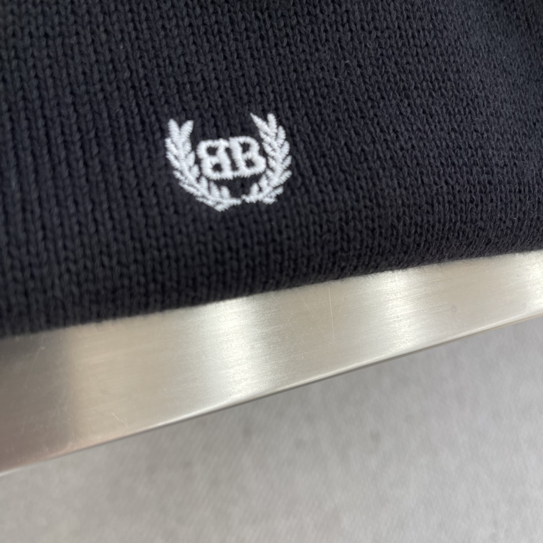 -Balenciag 麦穗刺绣泥印针织衫采用90%棉，搭配10%羊毛。该款面料上身版型较为立体，10%羊