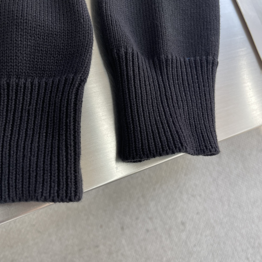 -Balenciag 麦穗刺绣泥印针织衫采用90%棉，搭配10%羊毛。该款面料上身版型较为立体，10%羊