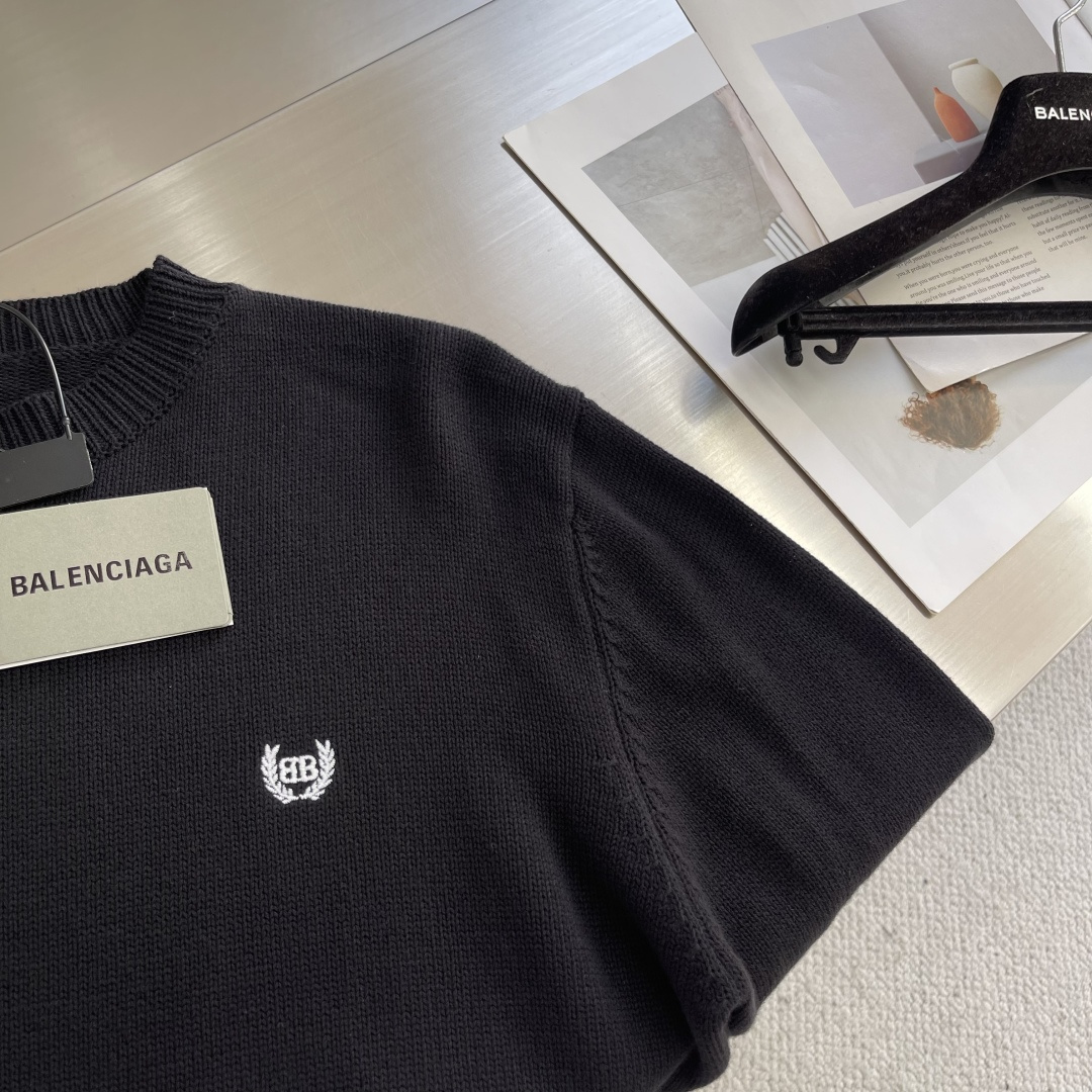 -Balenciag 麦穗刺绣泥印针织衫采用90%棉，搭配10%羊毛。该款面料上身版型较为立体，10%羊