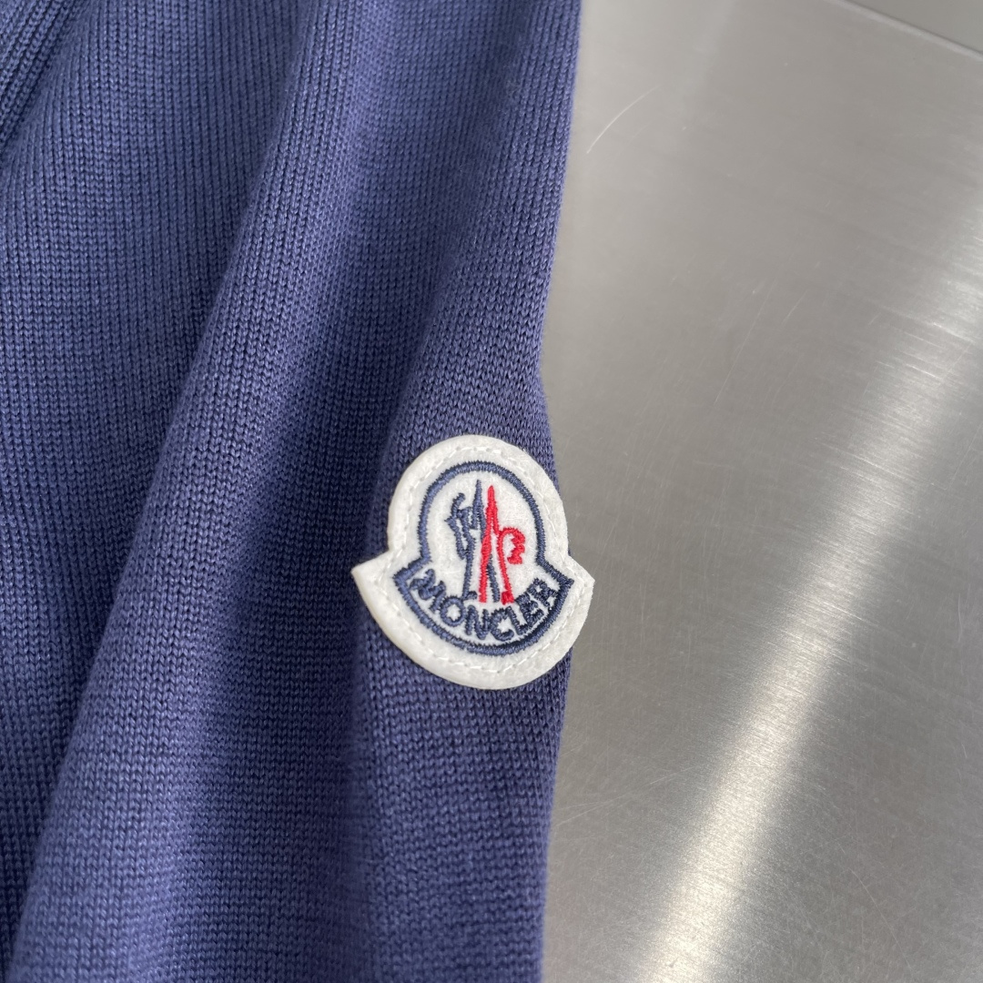 -mon 针织圆领套头毛衣采用定制订染纱线，采用定制订染纱线，选用60%腈纶24%天丝10%羊毛6%桑蚕