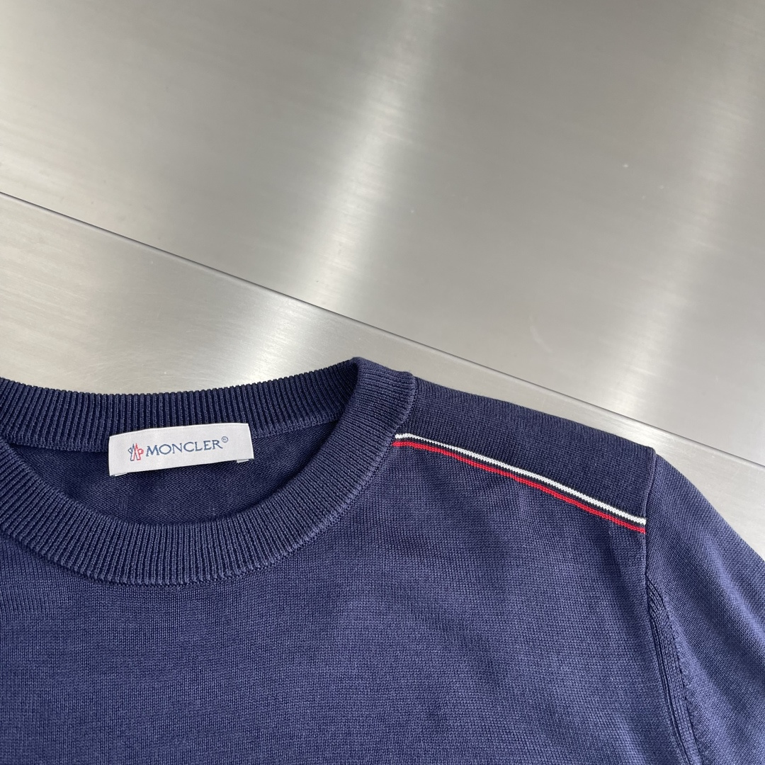 -mon 针织圆领套头毛衣采用定制订染纱线，采用定制订染纱线，选用60%腈纶24%天丝10%羊毛6%桑蚕