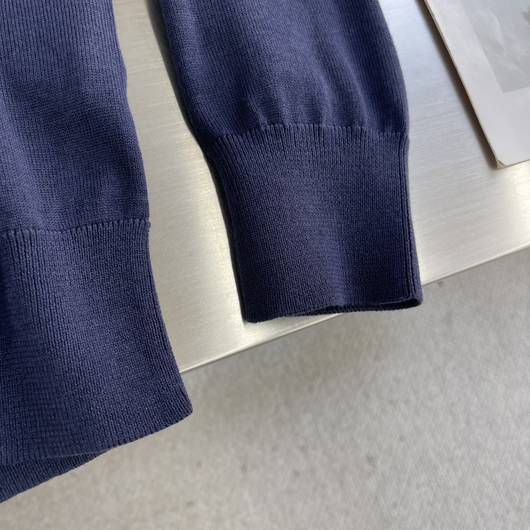 -mon 针织圆领套头毛衣采用定制订染纱线，采用定制订染纱线，选用60%腈纶24%天丝10%羊毛6%桑蚕