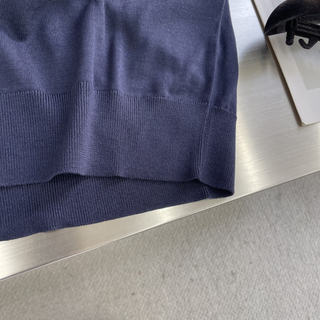 -mon 针织圆领套头毛衣采用定制订染纱线，采用定制订染纱线，选用60%腈纶24%天丝10%羊毛6%桑蚕