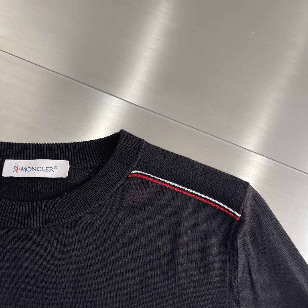 -mon 针织圆领套头毛衣采用定制订染纱线，采用定制订染纱线，选用60%腈纶24%天丝10%羊毛6%桑蚕