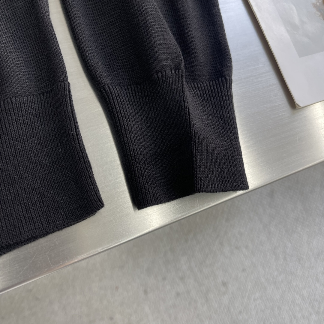 -mon 针织圆领套头毛衣采用定制订染纱线，采用定制订染纱线，选用60%腈纶24%天丝10%羊毛6%桑蚕