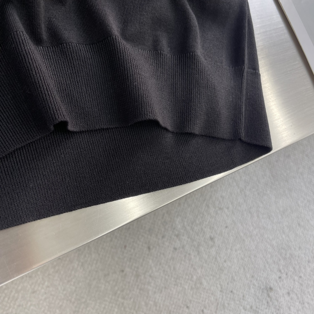 -mon 针织圆领套头毛衣采用定制订染纱线，采用定制订染纱线，选用60%腈纶24%天丝10%羊毛6%桑蚕