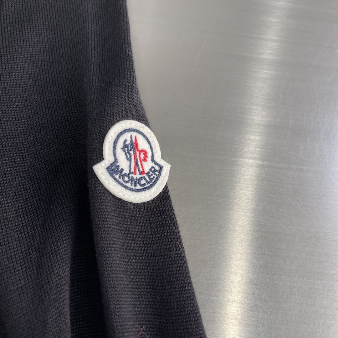 -mon 针织圆领套头毛衣采用定制订染纱线，采用定制订染纱线，选用60%腈纶24%天丝10%羊毛6%桑蚕