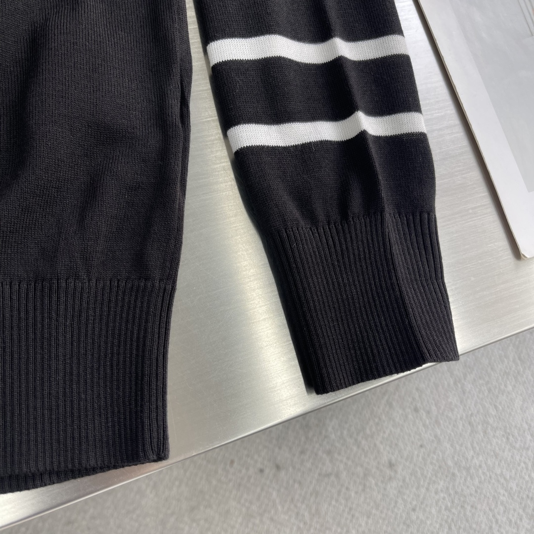 -mon 针织圆领套头毛衣采用定制订染纱线，采用定制订染纱线，选用60%腈纶24%天丝10%羊毛6%桑蚕