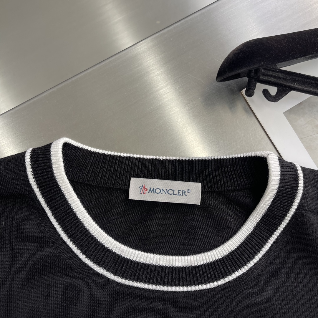 -mon 针织圆领套头毛衣采用定制订染纱线，采用定制订染纱线，选用60%腈纶24%天丝10%羊毛6%桑蚕