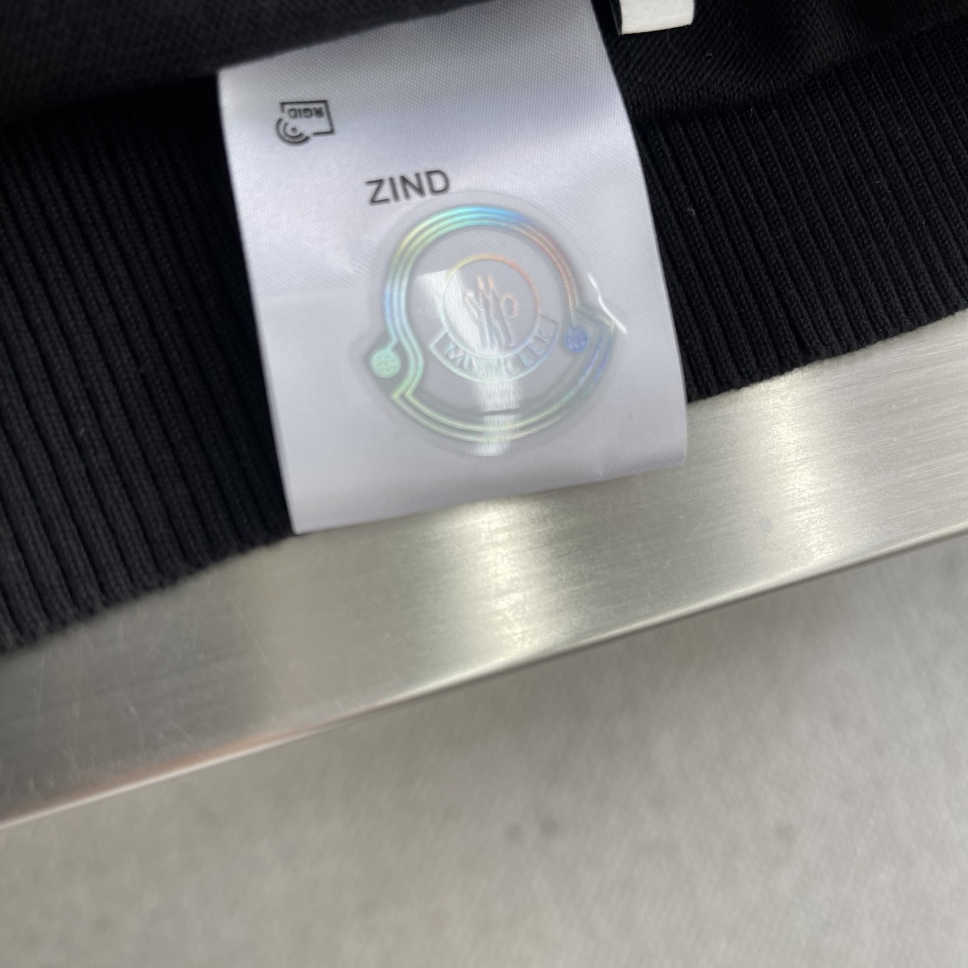 -mon 针织圆领套头毛衣采用定制订染纱线，采用定制订染纱线，选用60%腈纶24%天丝10%羊毛6%桑蚕