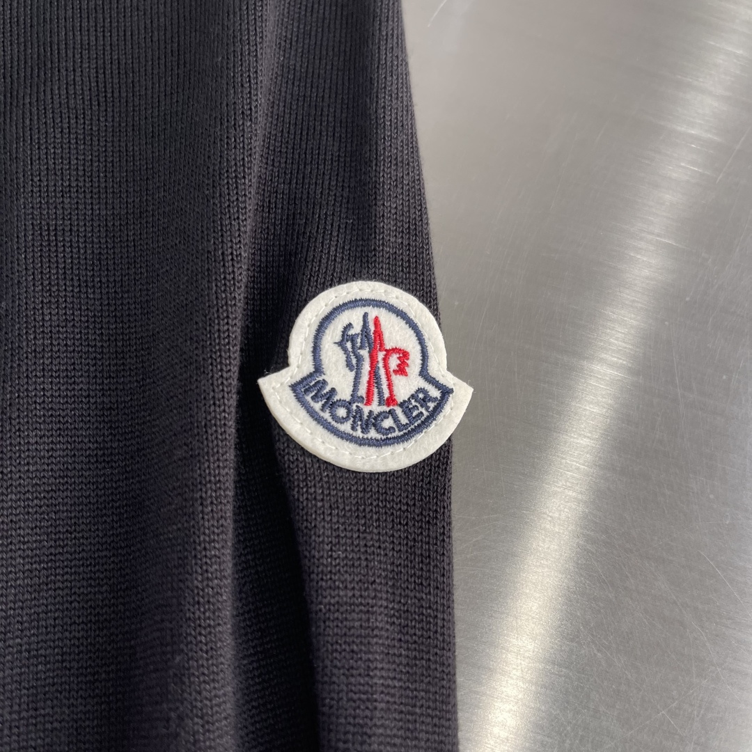 -mon 针织圆领套头毛衣采用定制订染纱线，采用定制订染纱线，选用60%腈纶24%天丝10%羊毛6%桑蚕