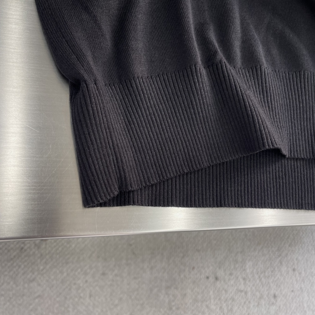 -mon 针织圆领套头毛衣采用定制订染纱线，采用定制订染纱线，选用60%腈纶24%天丝10%羊毛6%桑蚕