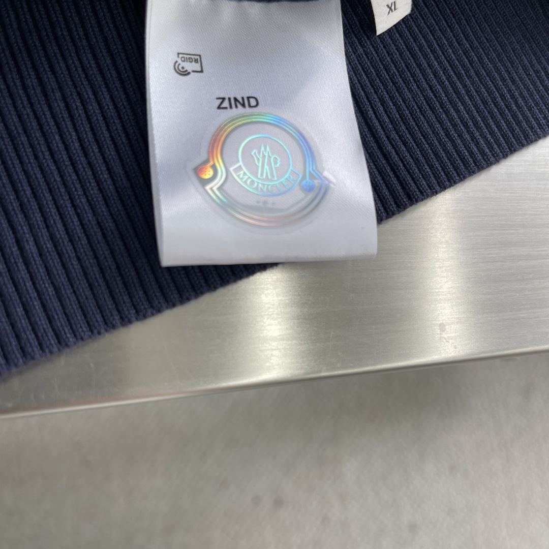 -mon 针织圆领套头毛衣采用定制订染纱线，采用定制订染纱线，选用60%腈纶24%天丝10%羊毛6%桑蚕