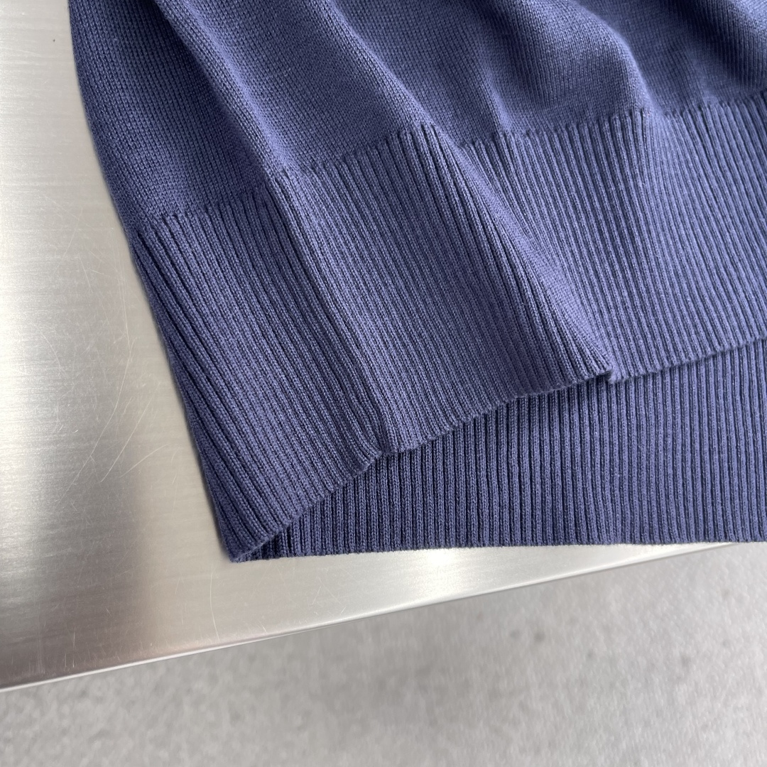 -mon 针织圆领套头毛衣采用定制订染纱线，采用定制订染纱线，选用60%腈纶24%天丝10%羊毛6%桑蚕