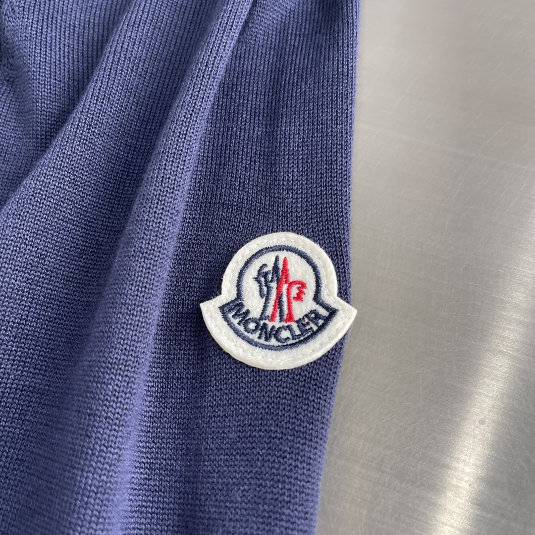 -mon 针织圆领套头毛衣采用定制订染纱线，采用定制订染纱线，选用60%腈纶24%天丝10%羊毛6%桑蚕