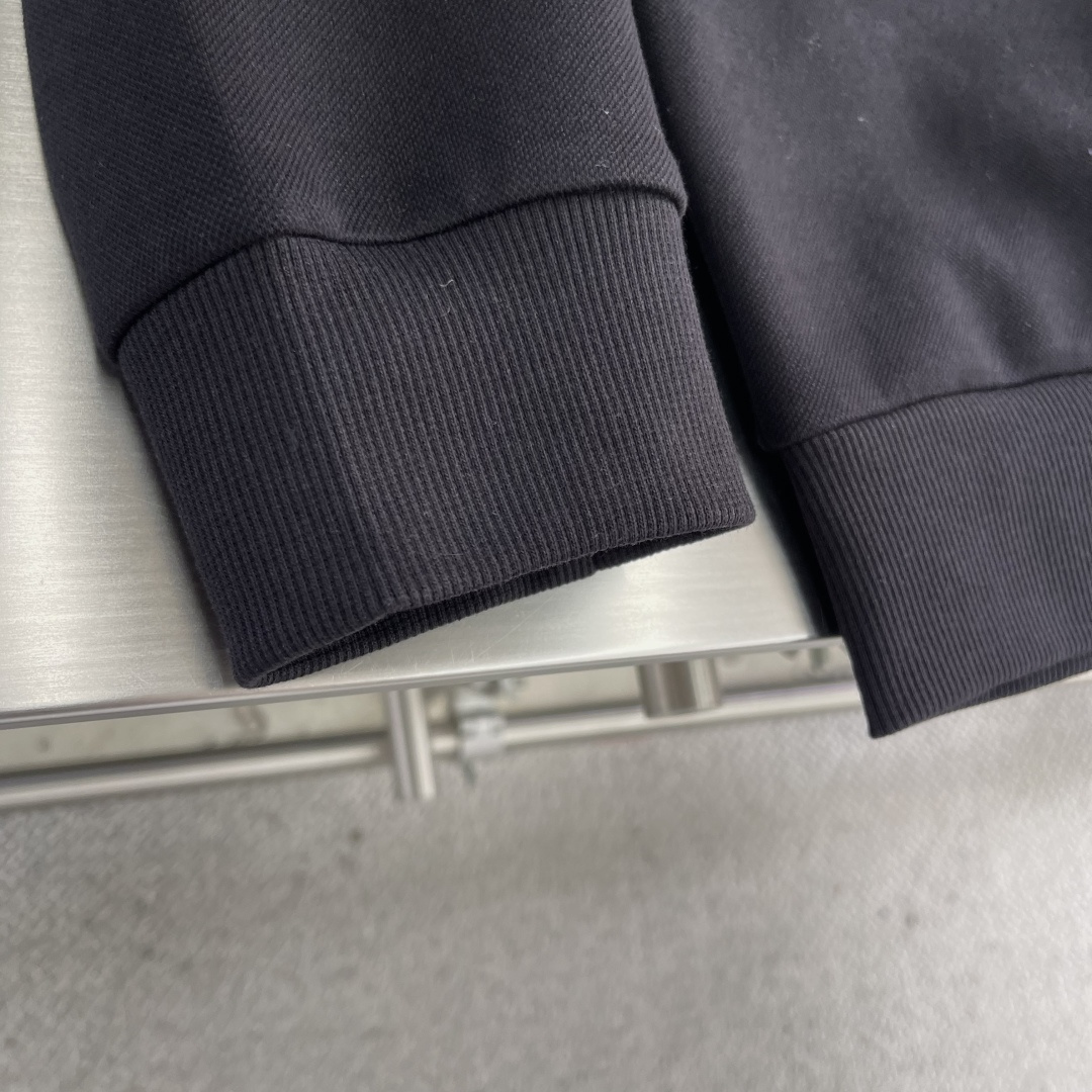 -BBR 2025秋冬新款！！ 延续经典，从版型到设计都很有时代的新潮感 。 微阔版型，整体上身感更具时