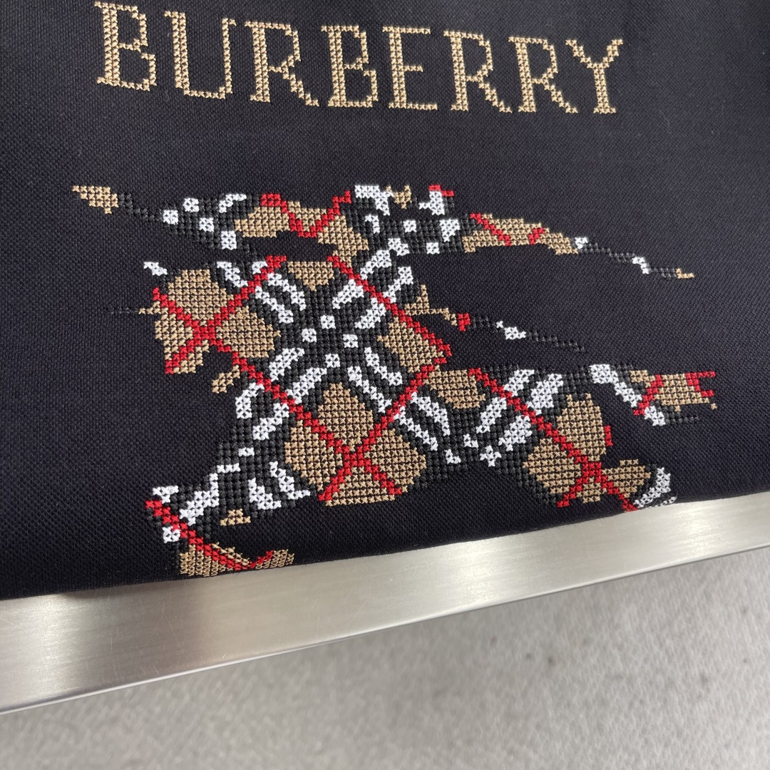 -BBR 2025秋冬新款！！ 延续经典，从版型到设计都很有时代的新潮感 。 微阔版型，整体上身感更具时