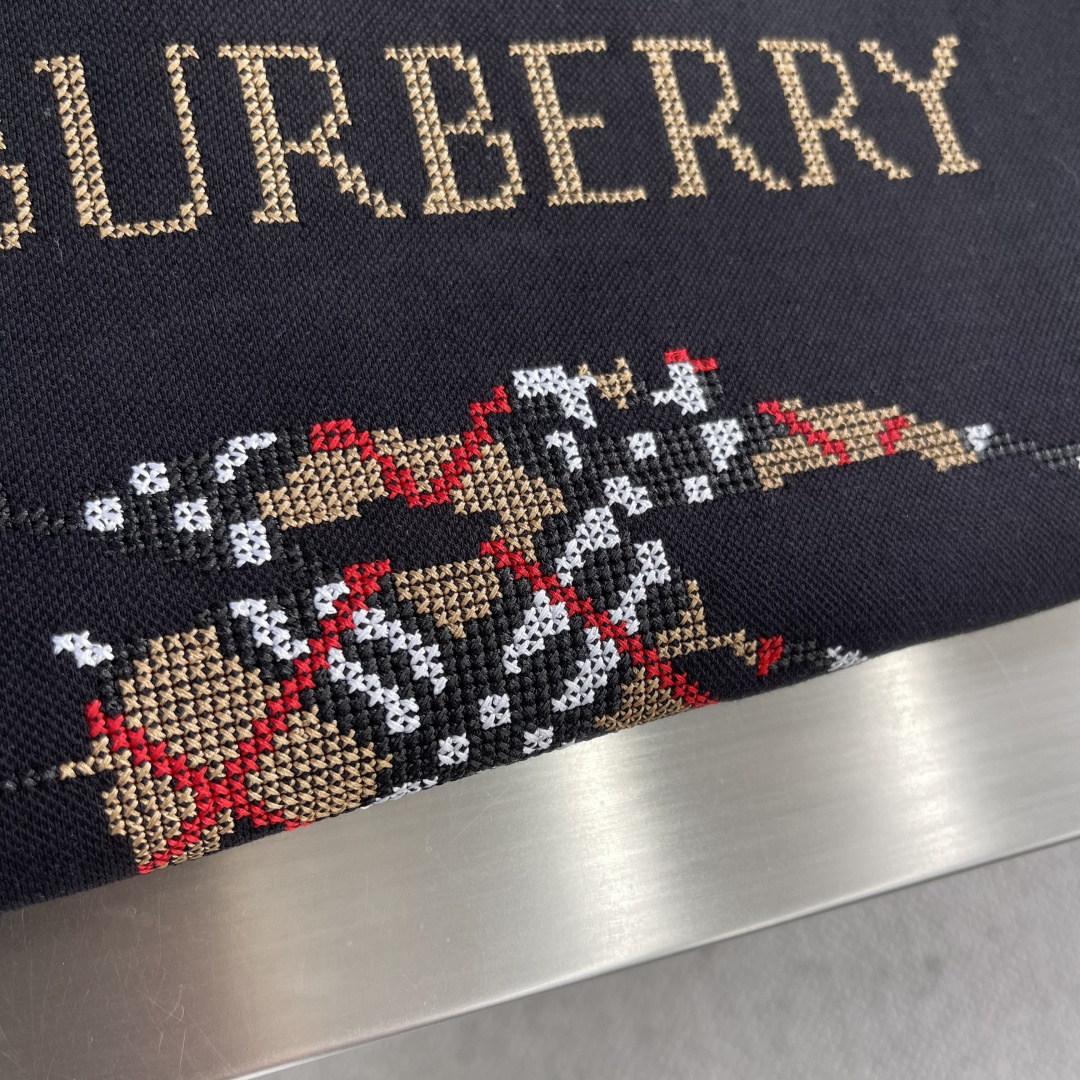 -BBR 2025秋冬新款！！ 延续经典，从版型到设计都很有时代的新潮感 。 微阔版型，整体上身感更具时