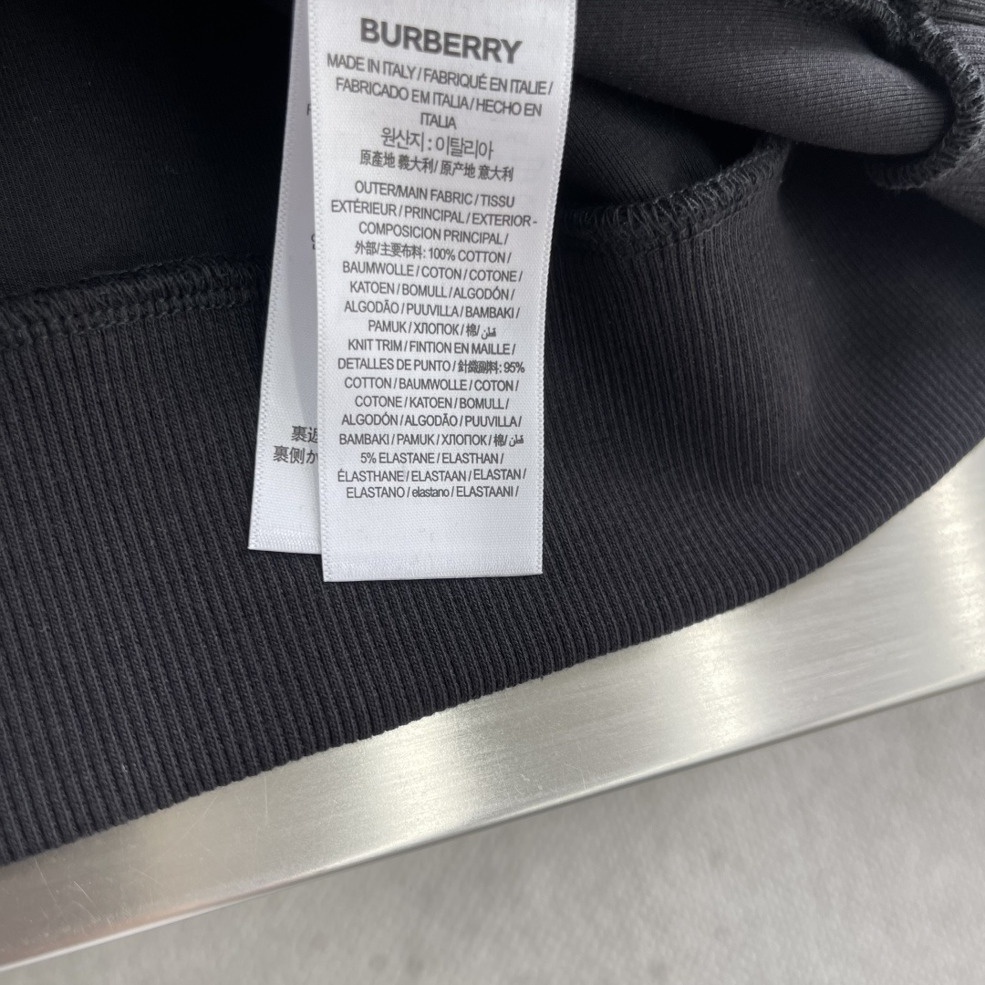 -BBR 2025秋冬新款！！ 延续经典，从版型到设计都很有时代的新潮感 。 微阔版型，整体上身感更具时