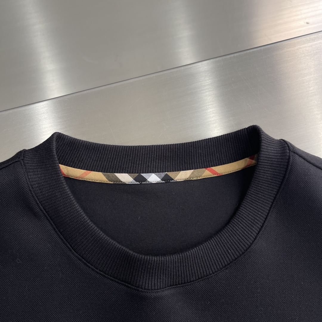 -BBR 2025秋冬新款！！ 延续经典，从版型到设计都很有时代的新潮感 。 微阔版型，整体上身感更具时