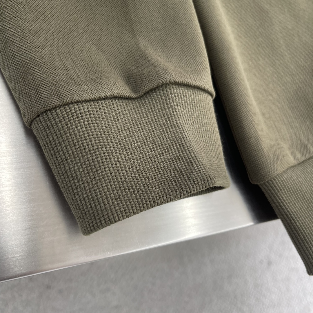 -BBR 2025秋冬新款！！ 延续经典，从版型到设计都很有时代的新潮感 。 微阔版型，整体上身感更具时