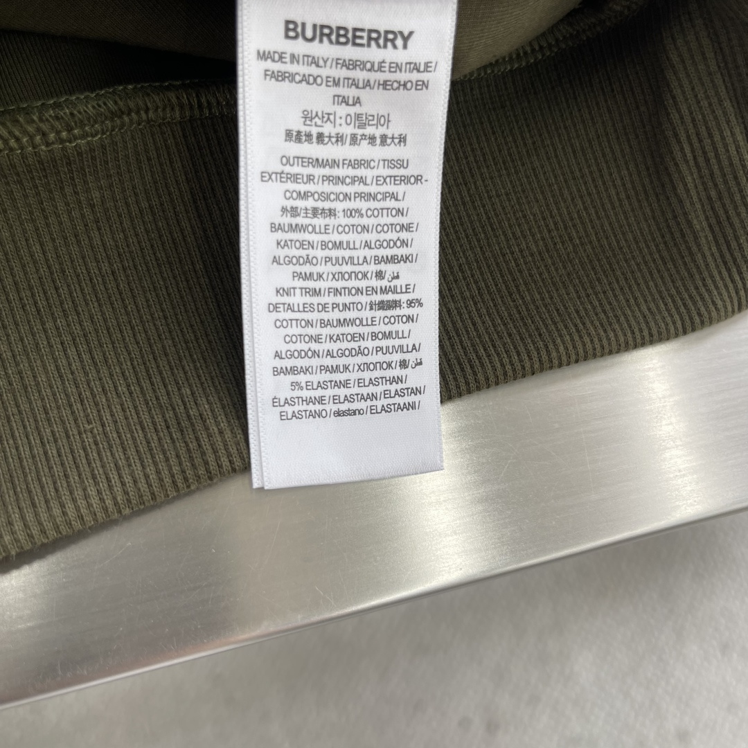 -BBR 2025秋冬新款！！ 延续经典，从版型到设计都很有时代的新潮感 。 微阔版型，整体上身感更具时