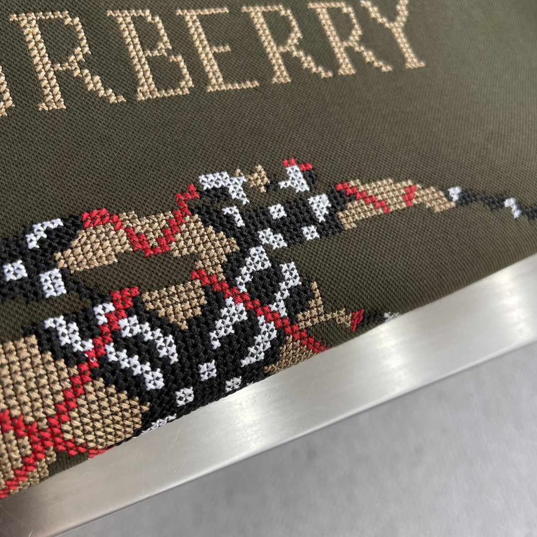 -BBR 2025秋冬新款！！ 延续经典，从版型到设计都很有时代的新潮感 。 微阔版型，整体上身感更具时