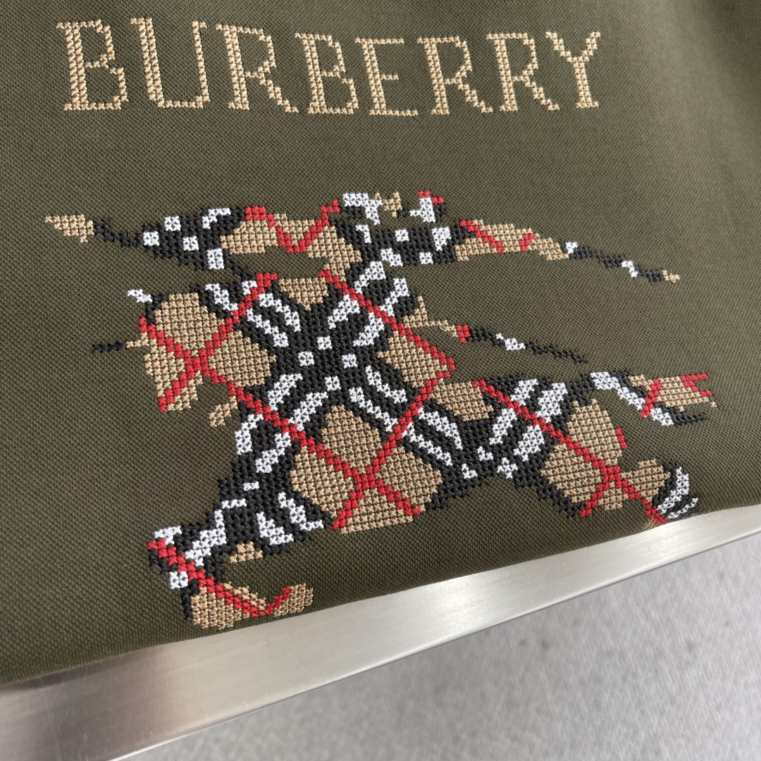 -BBR 2025秋冬新款！！ 延续经典，从版型到设计都很有时代的新潮感 。 微阔版型，整体上身感更具时