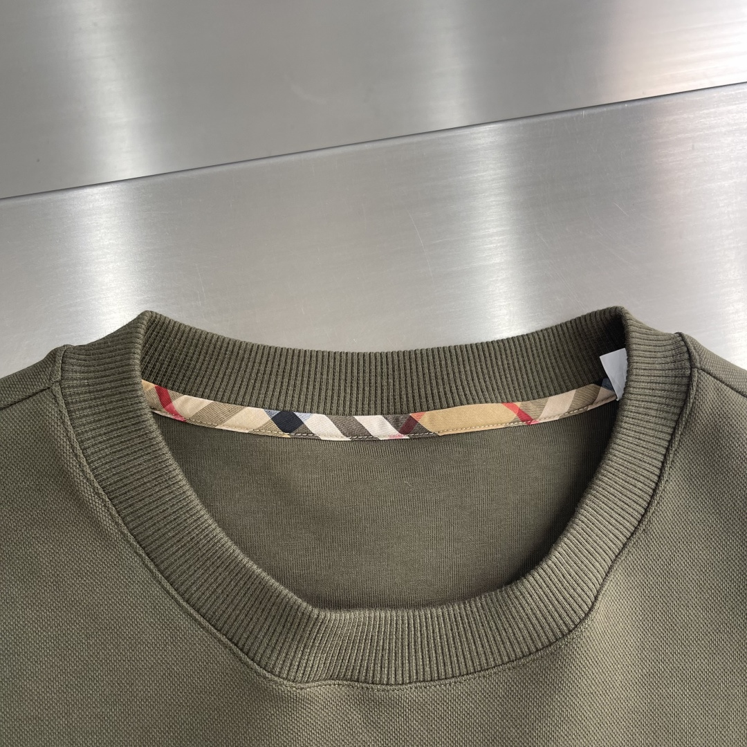 -BBR 2025秋冬新款！！ 延续经典，从版型到设计都很有时代的新潮感 。 微阔版型，整体上身感更具时