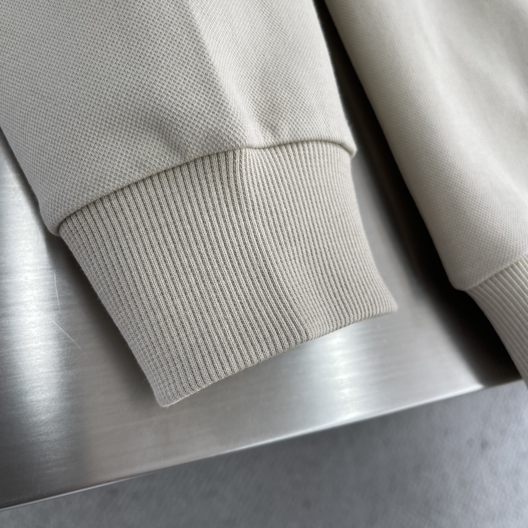 -BBR 2025秋冬新款！！ 延续经典，从版型到设计都很有时代的新潮感 。 微阔版型，整体上身感更具时