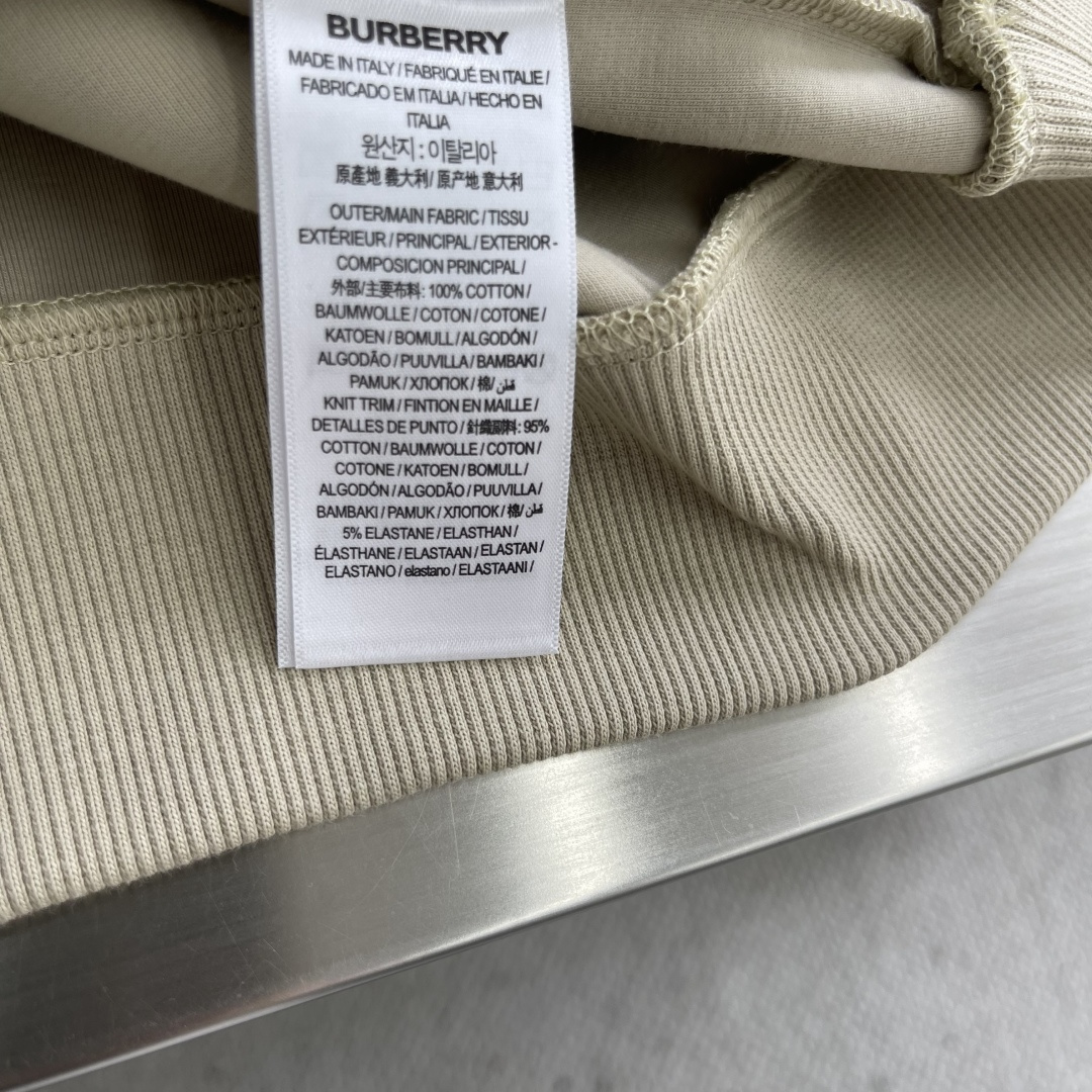 -BBR 2025秋冬新款！！ 延续经典，从版型到设计都很有时代的新潮感 。 微阔版型，整体上身感更具时