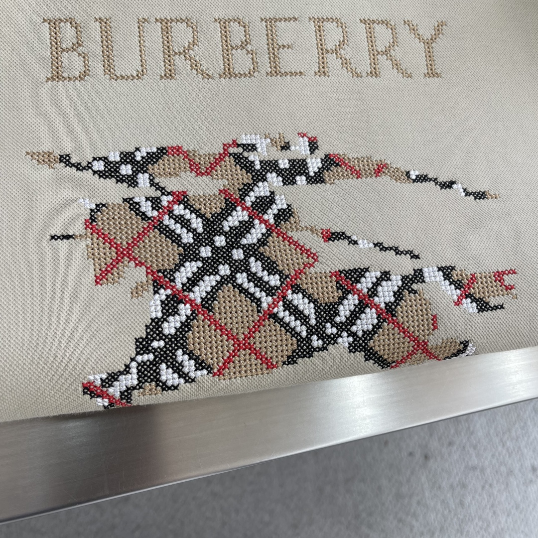 -BBR 2025秋冬新款！！ 延续经典，从版型到设计都很有时代的新潮感 。 微阔版型，整体上身感更具时