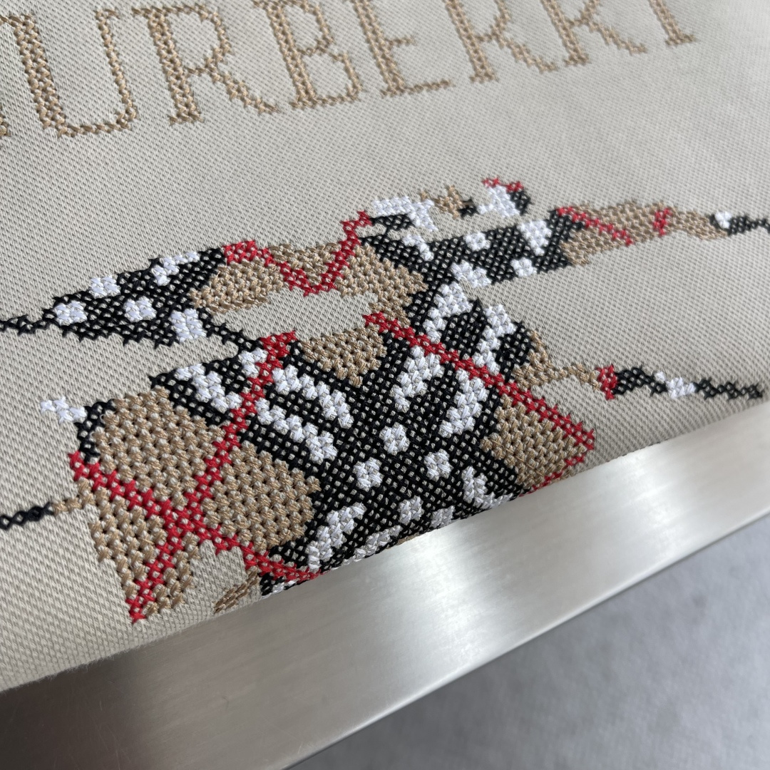 -BBR 2025秋冬新款！！ 延续经典，从版型到设计都很有时代的新潮感 。 微阔版型，整体上身感更具时